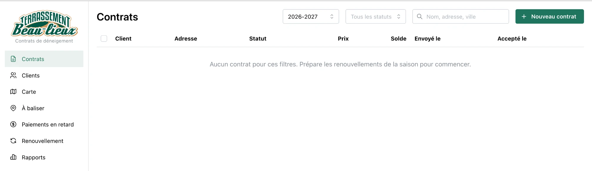Écran Contrats du système de Terrassement Beau-lieux : menu Contrats, Clients, Carte, À baliser, Paiements en retard, Renouvellement et Rapports, et liste de contrats fictifs de la saison 2026-2027 avec client, adresse, statut, prix, solde et dates d'envoi et d'acceptation.